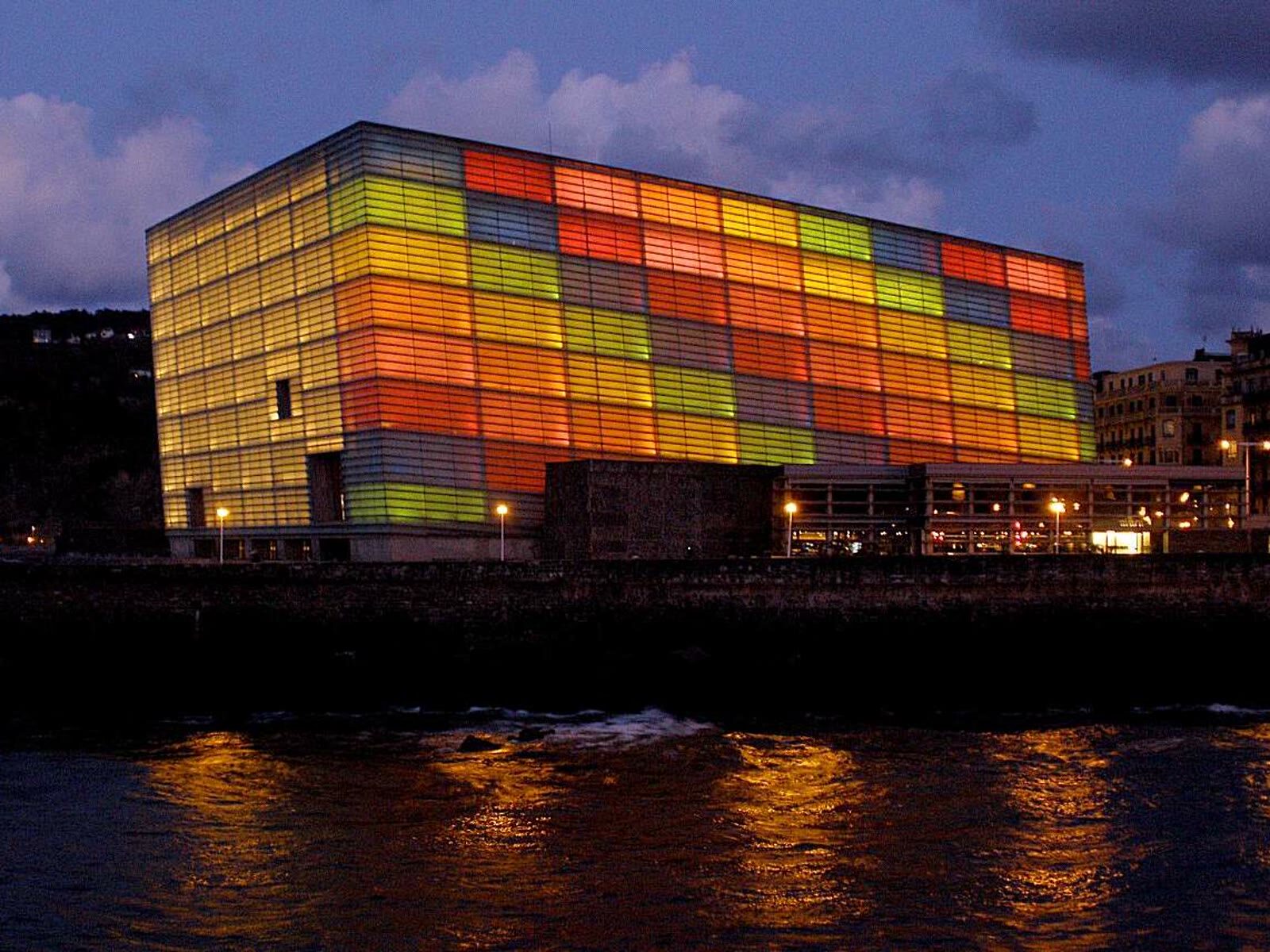 El Kursaal de San Sebastián iluminado al anochecer junto a la desembocadura del Urumea