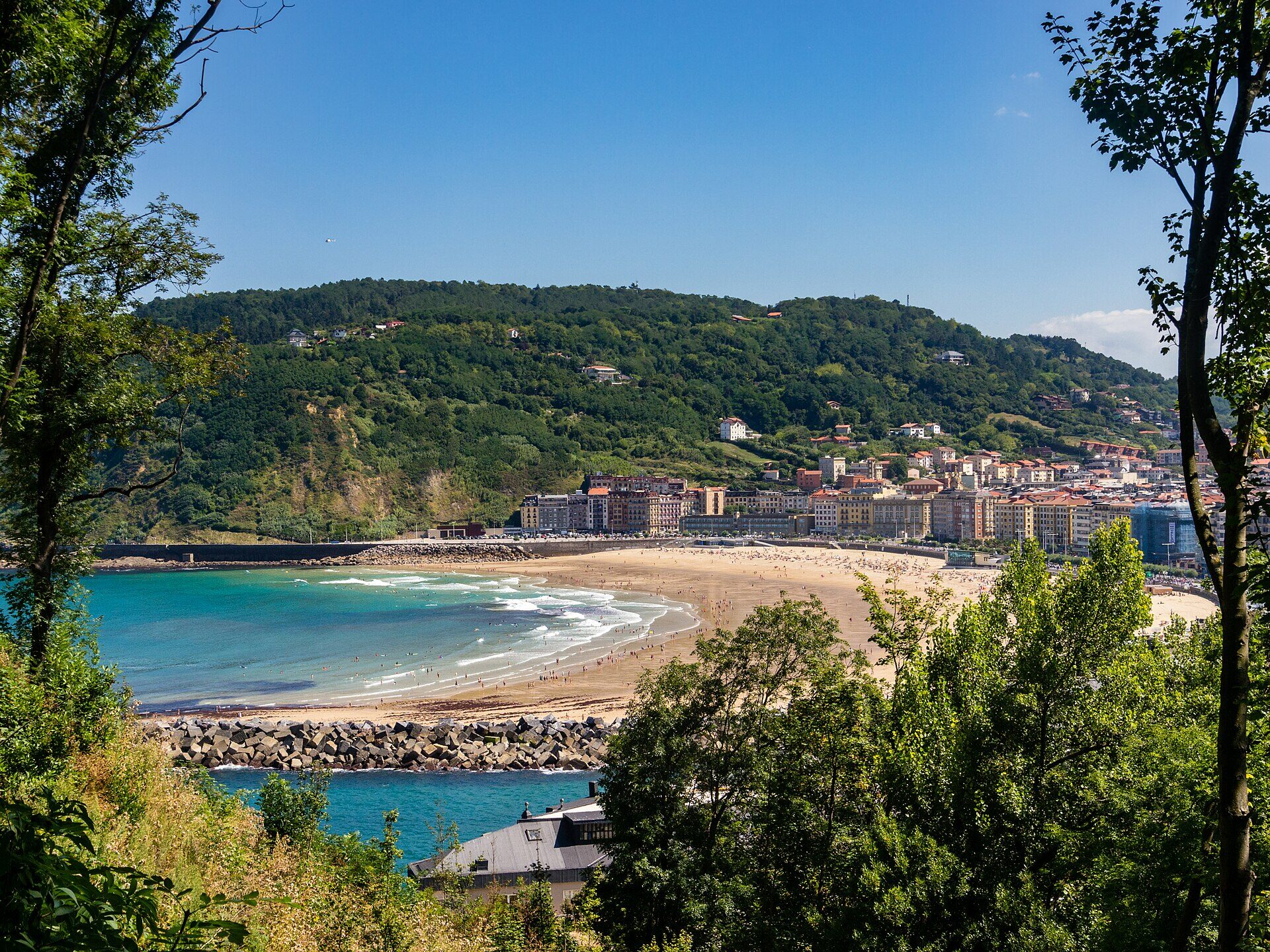 Playa de la Zurriola en San Sebastián con surfistas entre las olas