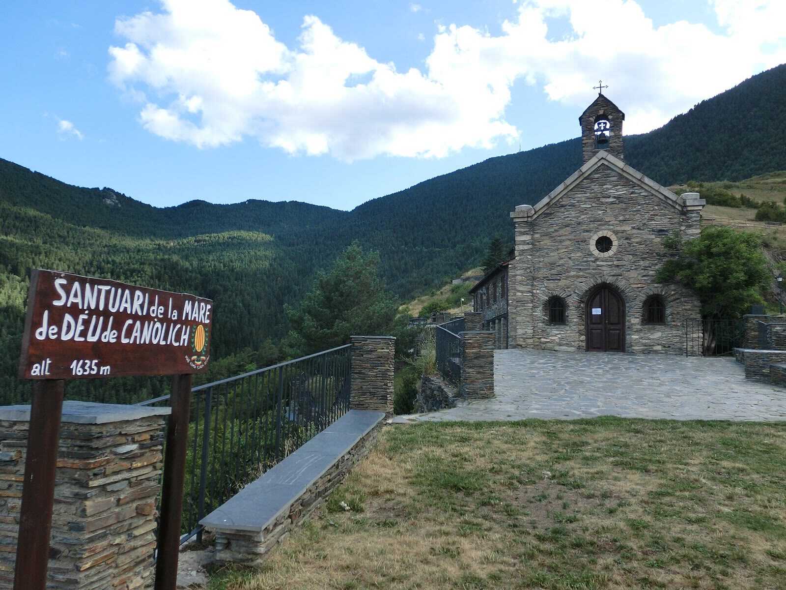Santuari de la Mare de Déu de Canòlich en Sant Julià de Lòria, rodeado de montaña