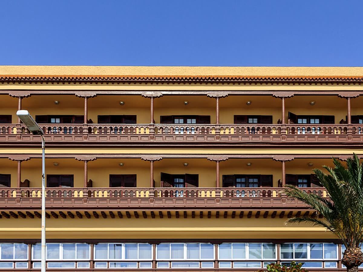 Balcones de madera canaria en un casco histórico colonial de Canarias — Casco histórico reconstruido