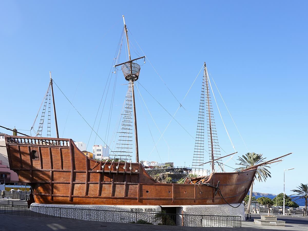Réplica de la nave Santa María (Barco de la Virgen) junto al puerto de Santa Cruz de La Palma