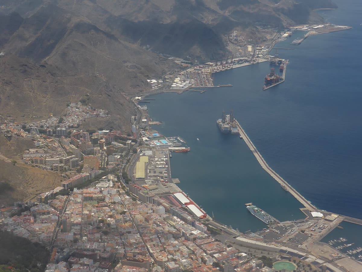 Vista aérea del puerto y la ciudad de Santa Cruz de Tenerife