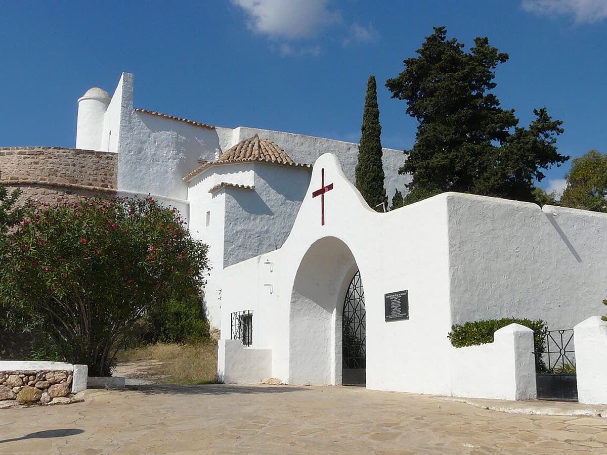Iglesia fortificada blanca del Puig de Missa en Santa Eulària des Riu