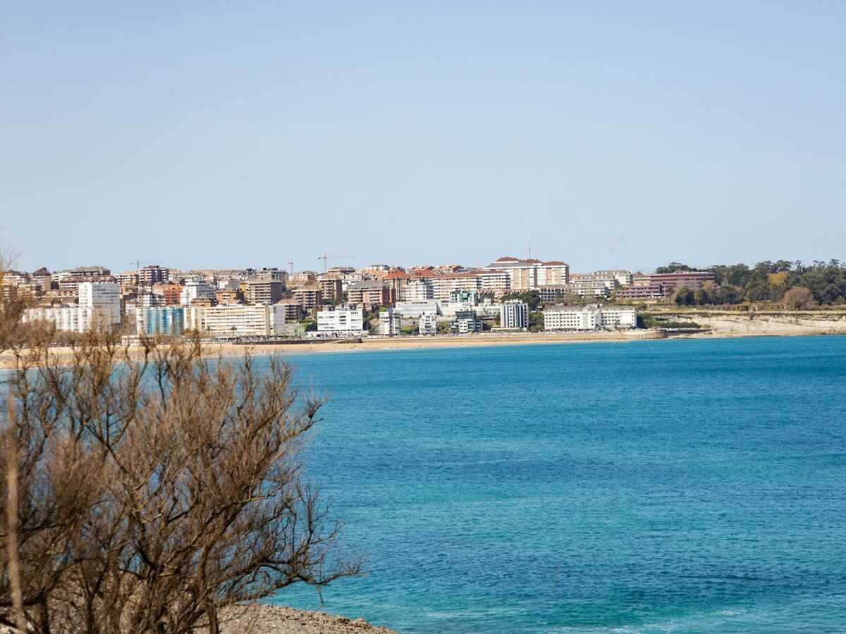 Vista de la bahía de Santander con la playa de El Sardinero al fondo
