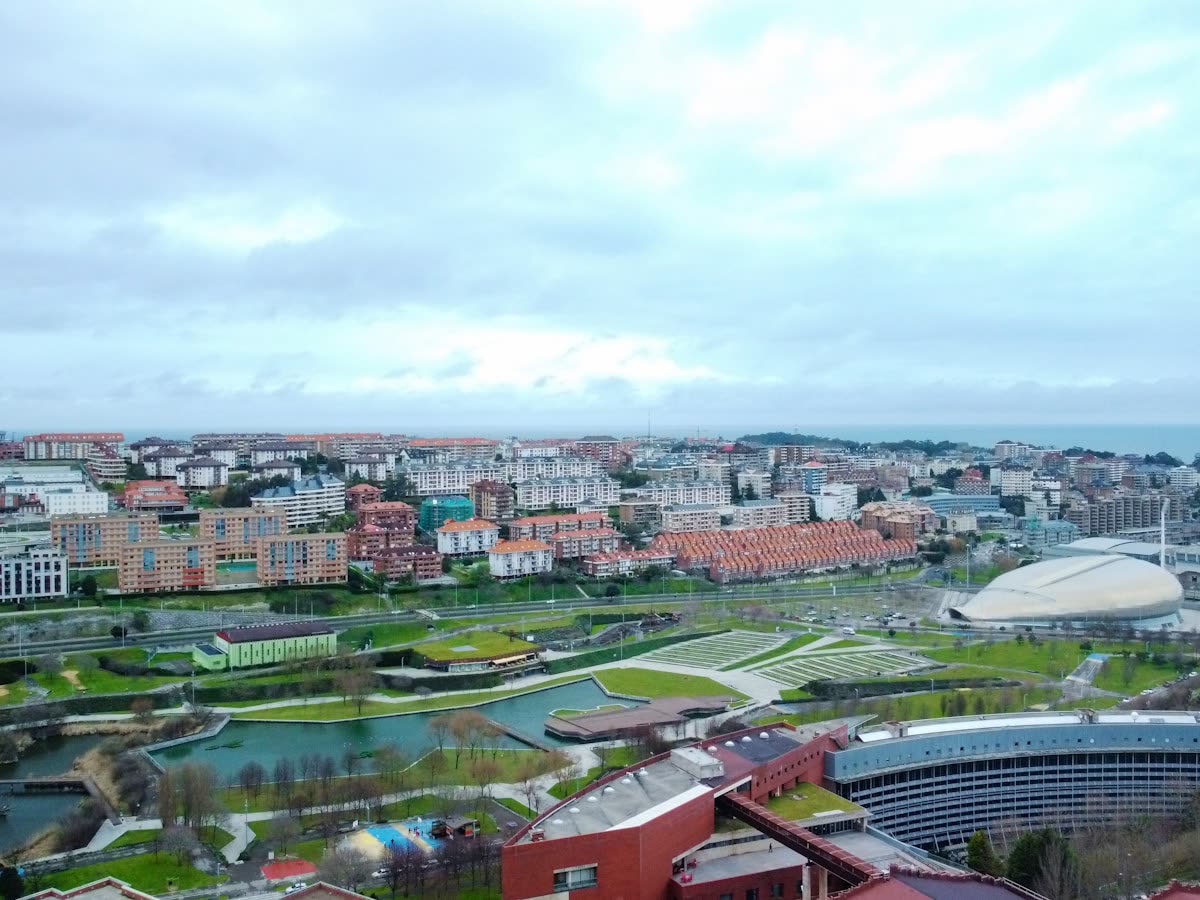 Vista aérea del Parque de las Llamas en Santander con el Palacio de Deportes