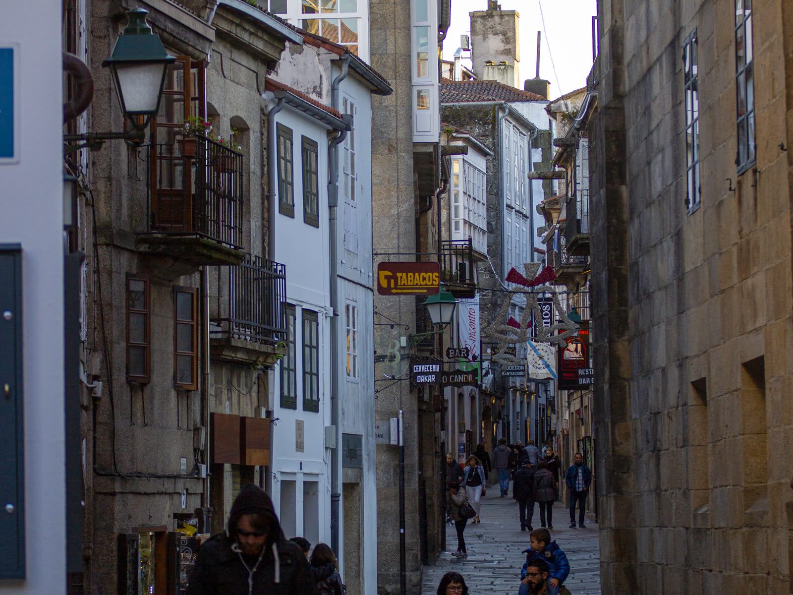 Rúa do Franco en el casco histórico de Santiago de Compostela, con sus soportales de piedra