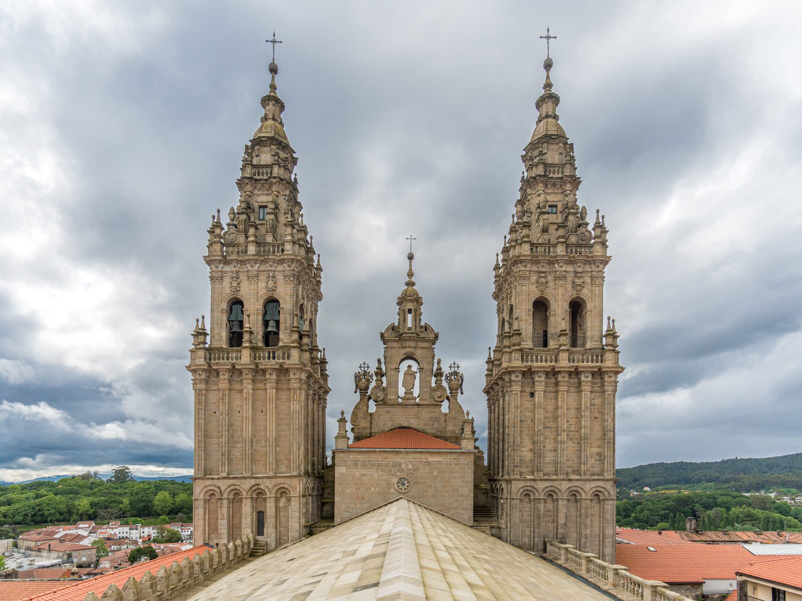 Vista de las cubiertas de la Catedral de Santiago sobre la Praza do Obradoiro