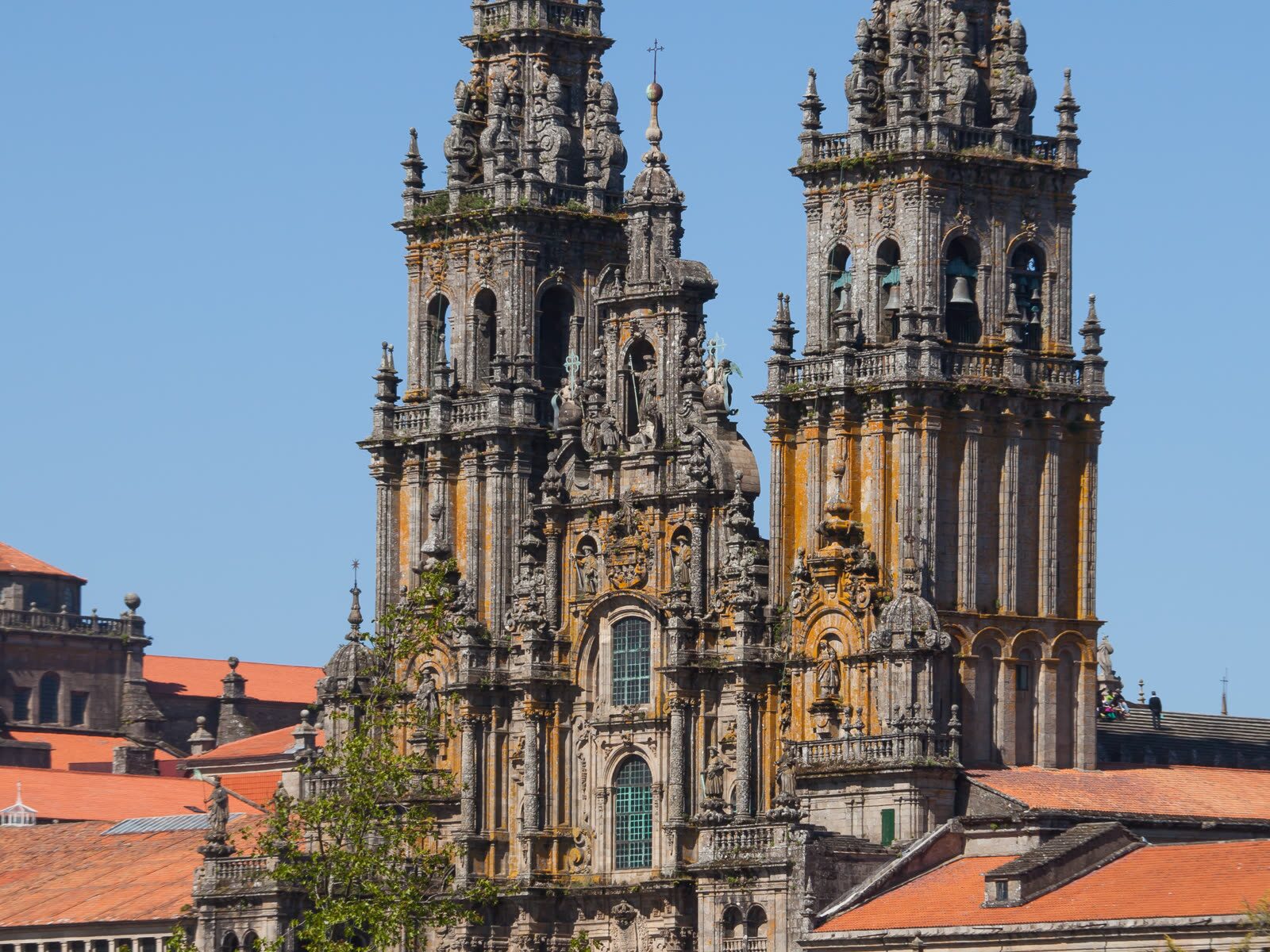Vista de las torres barrocas de la Catedral de Santiago de Compostela sobre los tejados del casco histórico