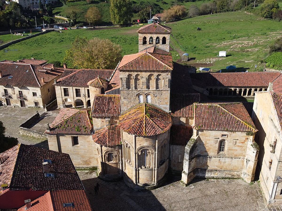 Vista aérea de la Colegiata de Santa Juliana entre tejados y prados verdes de Santillana del Mar