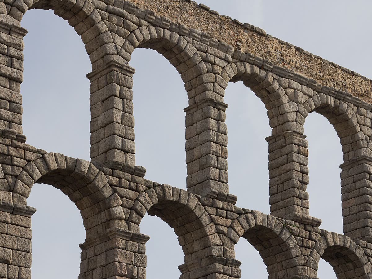 Arquería de piedra del Acueducto Romano de Segovia