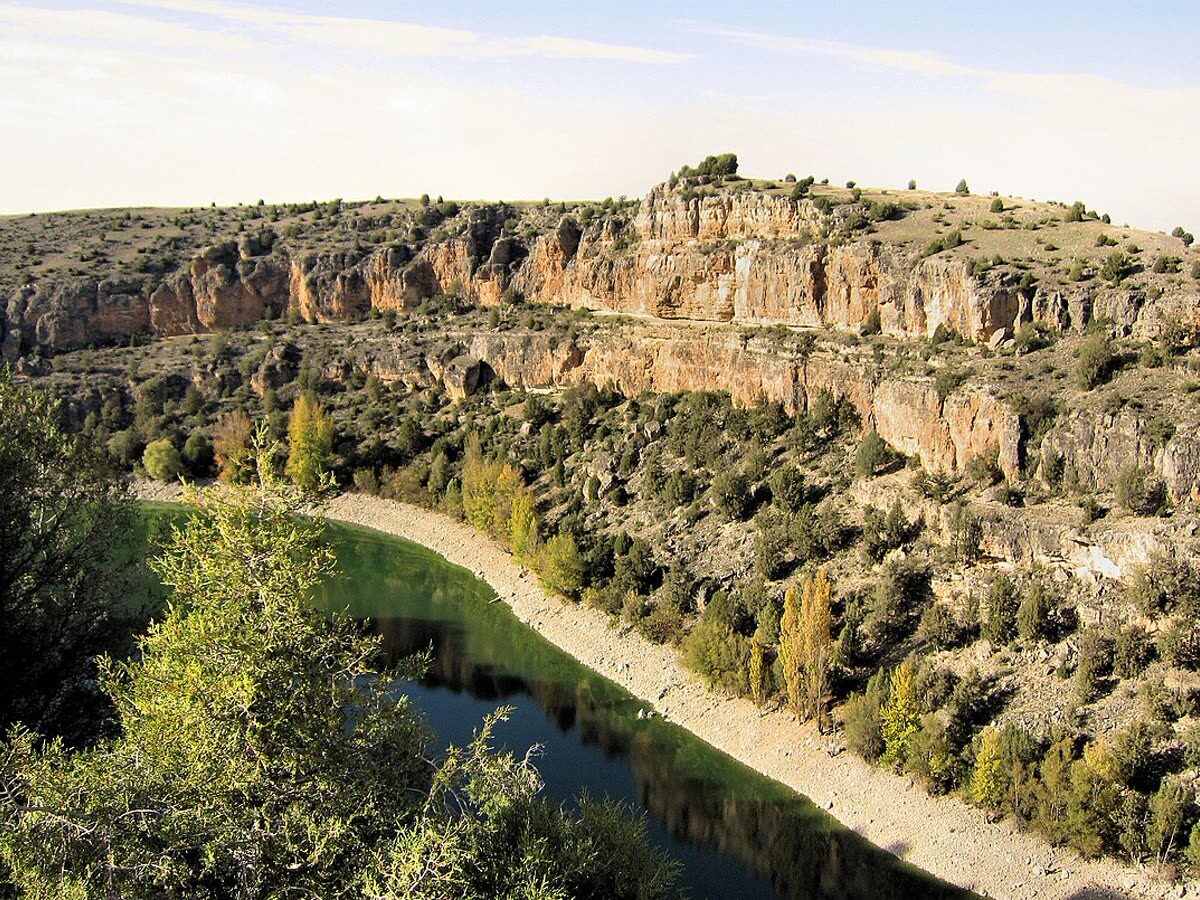 Meandro del río Duratón encajado entre paredes de roca caliza en el Parque Natural de las Hoces del Duratón