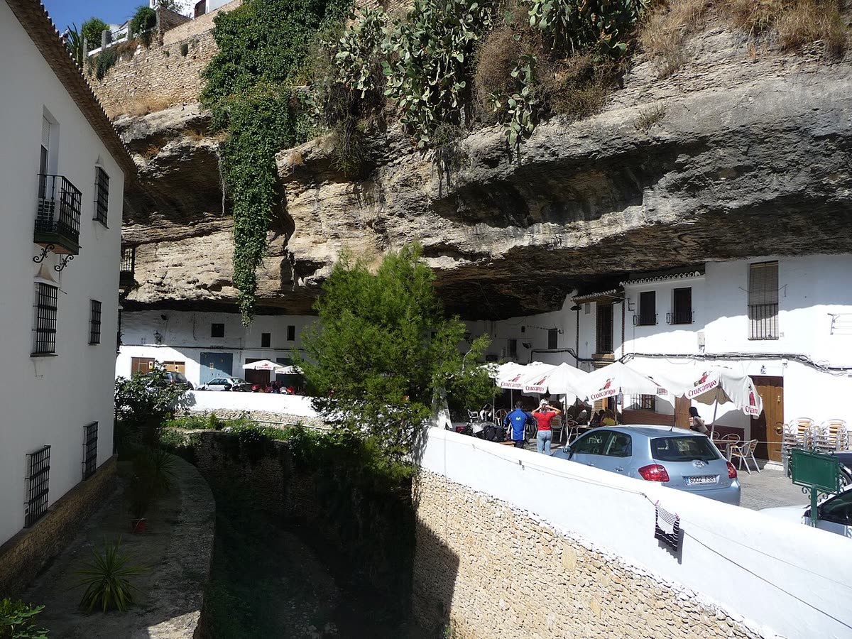 Casas de Setenil de las Bodegas bajo el enorme techo de roca natural