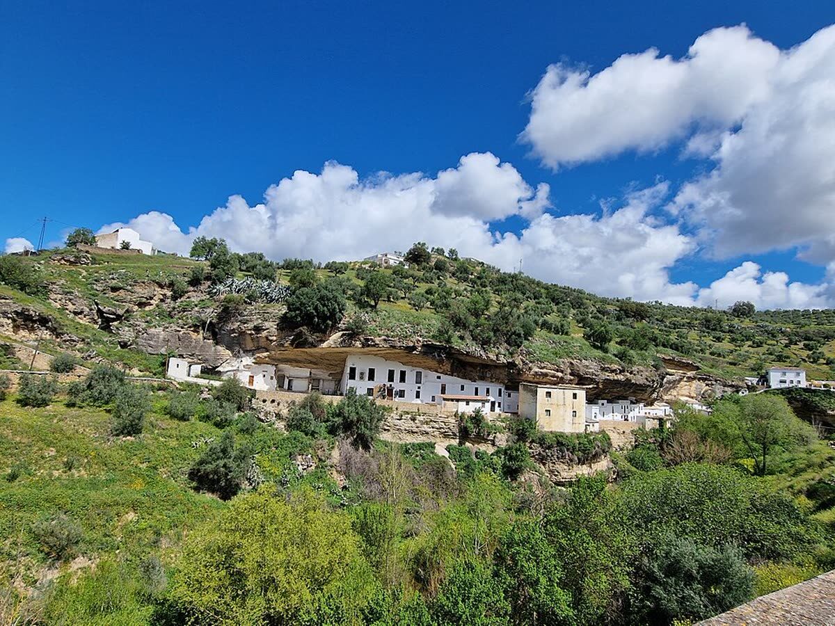 Casas de Setenil de las Bodegas construidas bajo un gran techo de roca natural