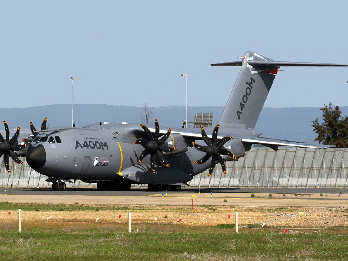 Avión de transporte militar Airbus A400M en pista, fabricado en la planta de Sevilla