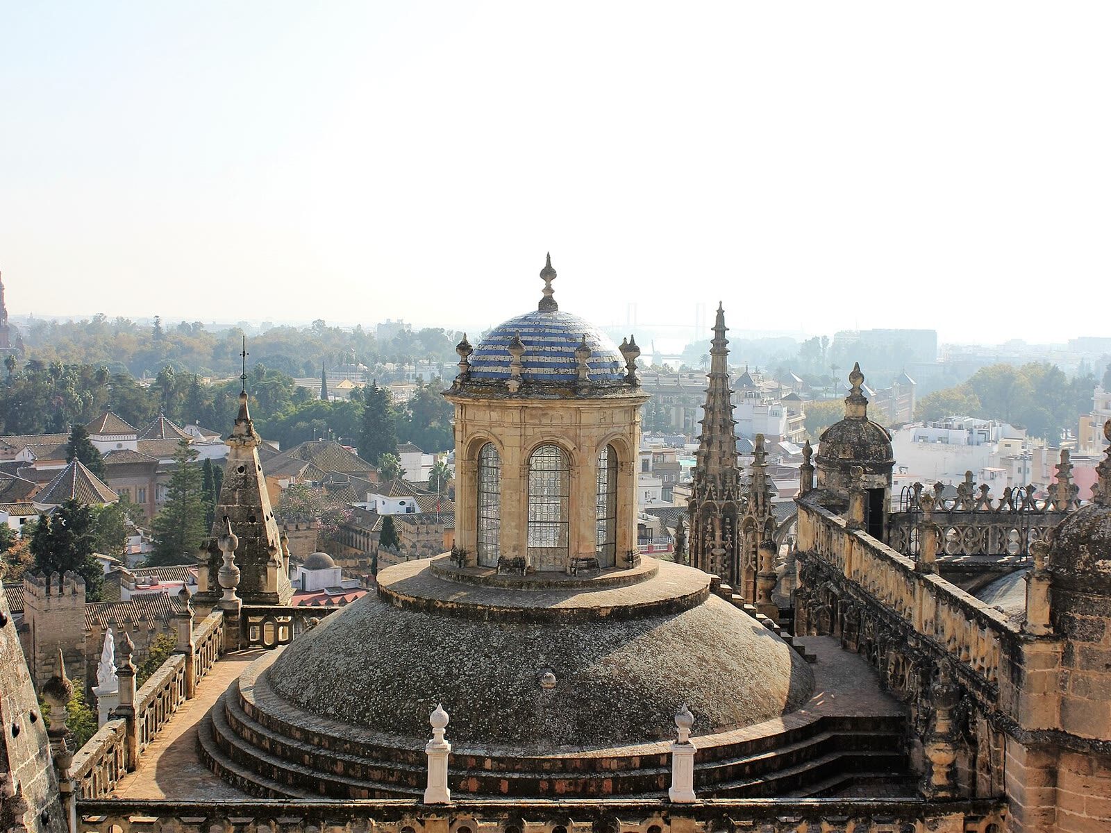 Vista de la cúpula de la Catedral de Sevilla desde lo alto de la Giralda, con el casco histórico y Santa Cruz al fondo