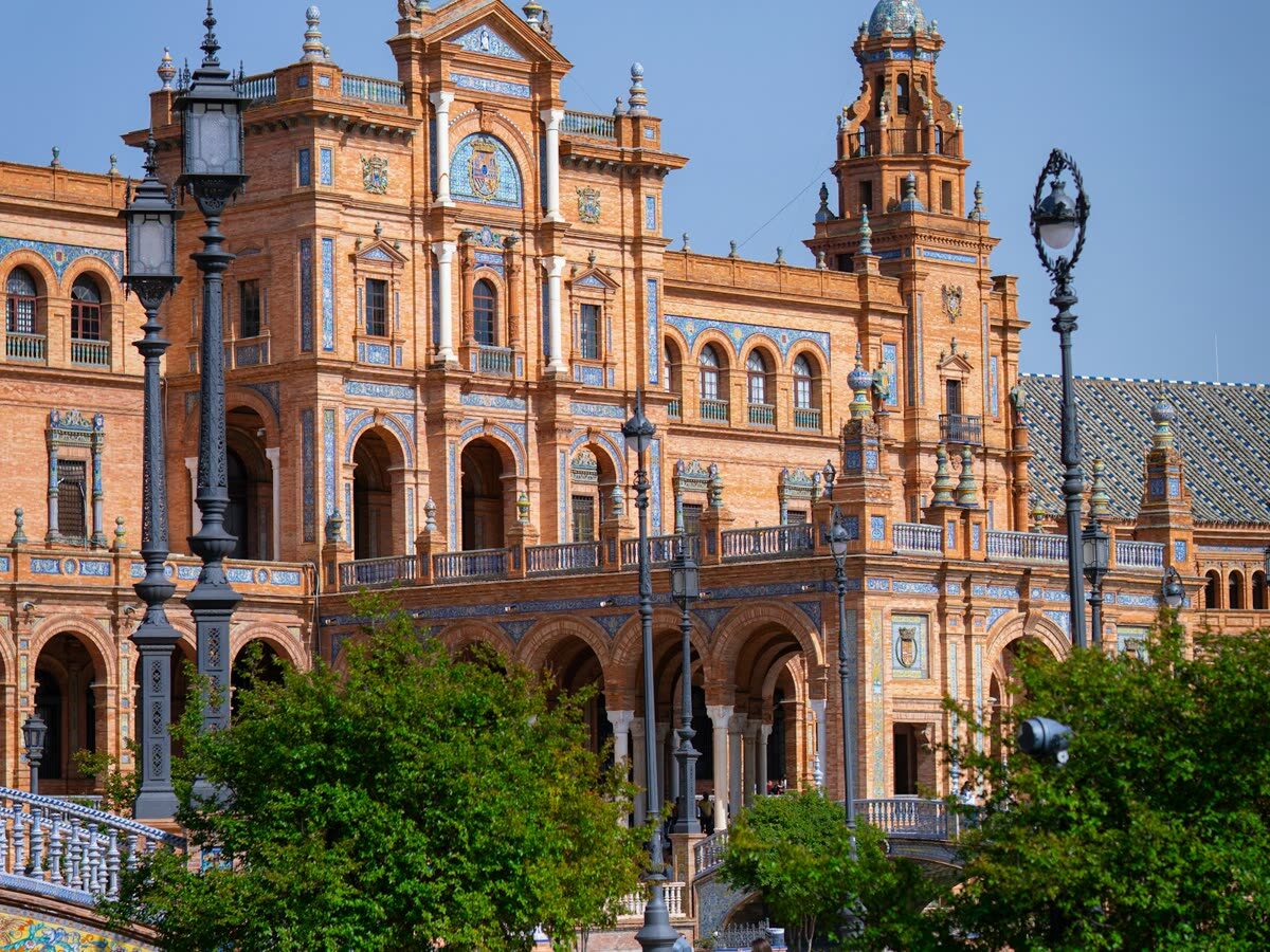 Fachada monumental de la Plaza de España de Sevilla con sus torres y azulejos