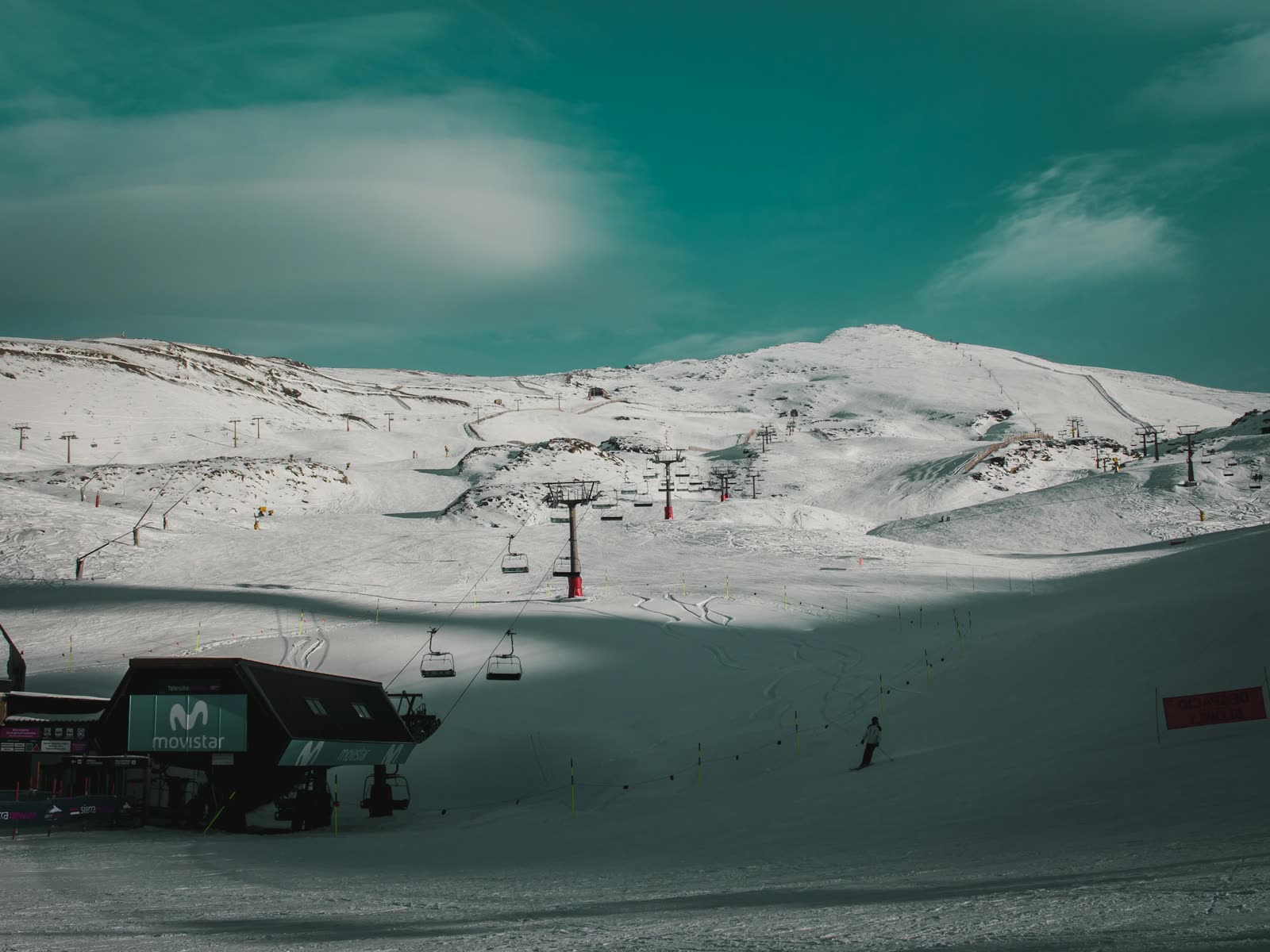 Telesilla y pistas nevadas de la estación de esquí de Sierra Nevada en Pradollano