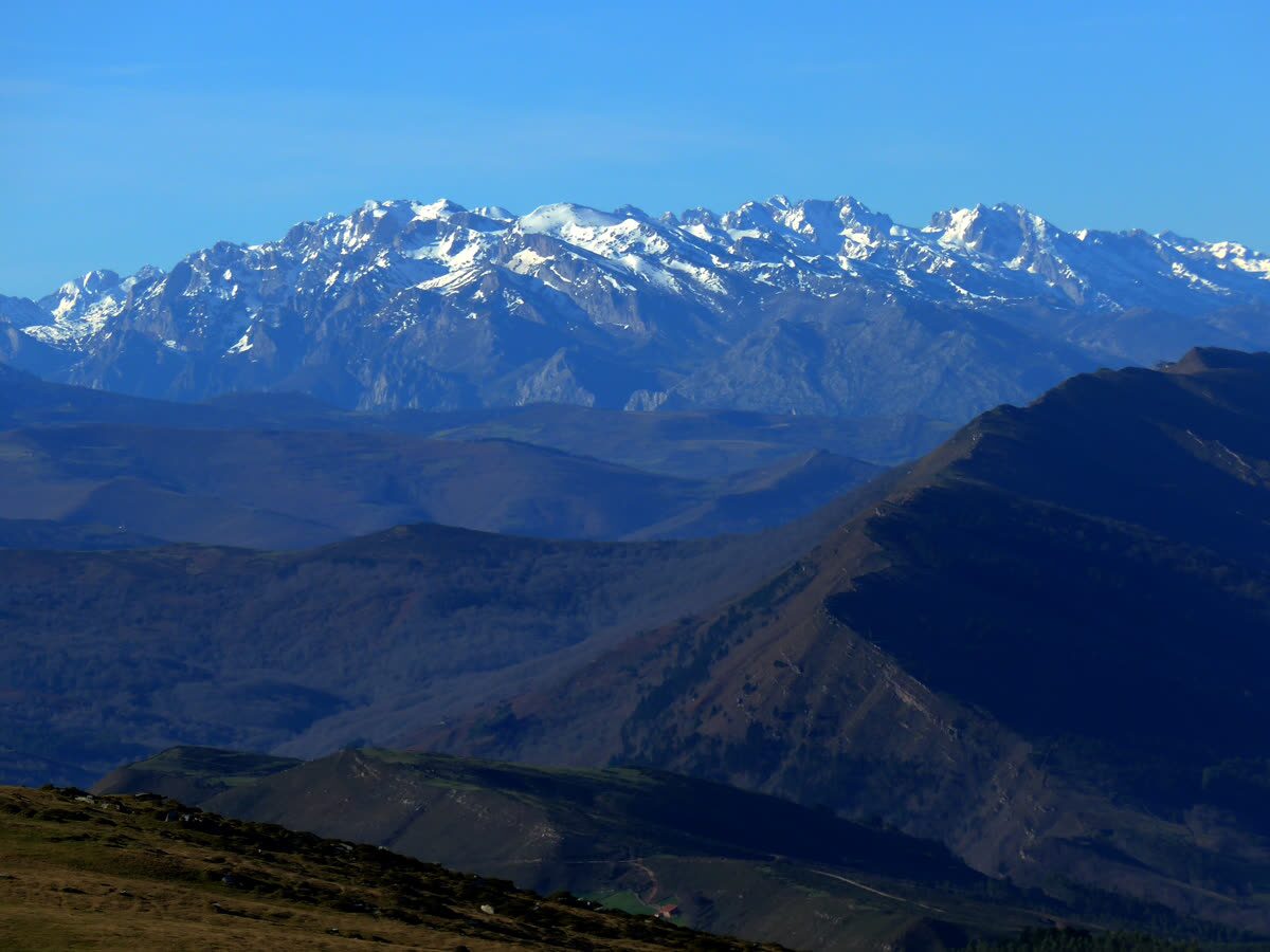 Sierra o valle verde rural español