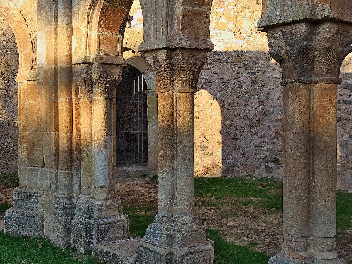 Arcos entrelazados de influencia mudéjar en el claustro de San Juan de Duero, Soria