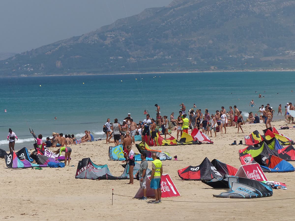 Kitesurfistas preparando el equipo en la playa de Los Lances, en Tarifa