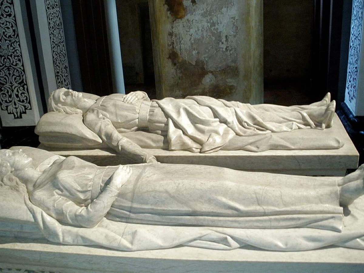 Esculturas yacentes de alabastro de los Amantes de Teruel en su mausoleo