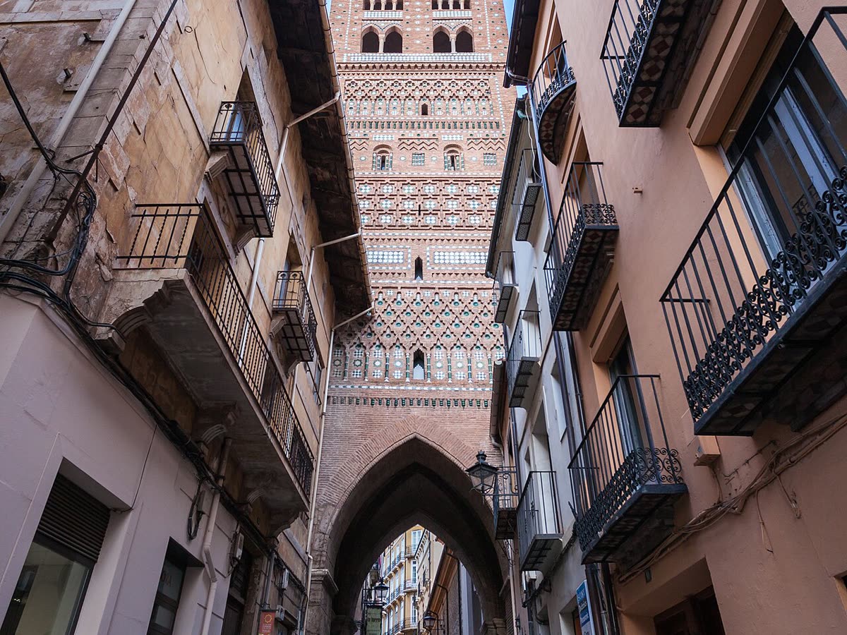 Torre mudéjar de El Salvador de Teruel, vista desde la calle bajo su arco