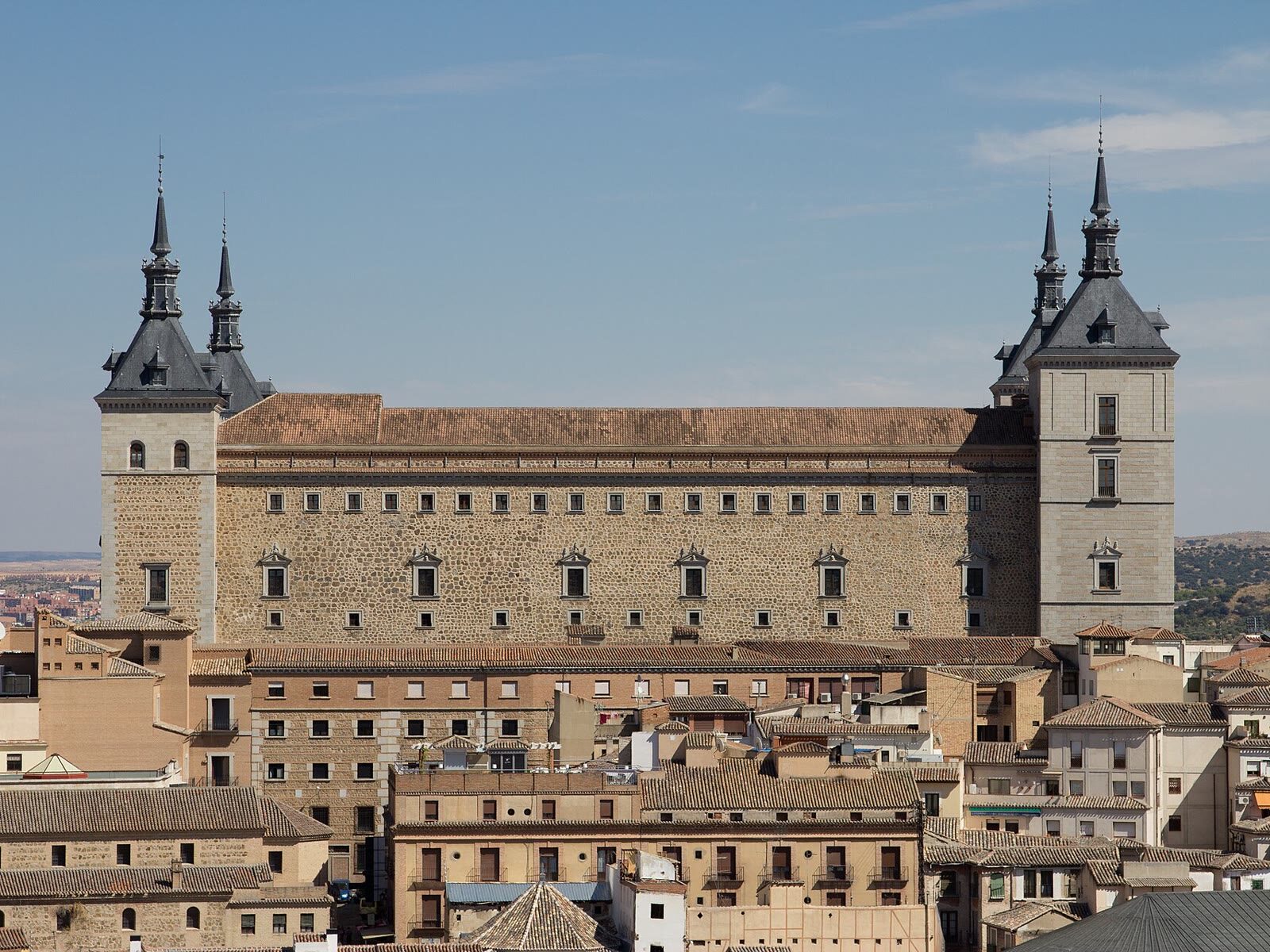 El Alcázar de Toledo sobre los tejados del casco histórico