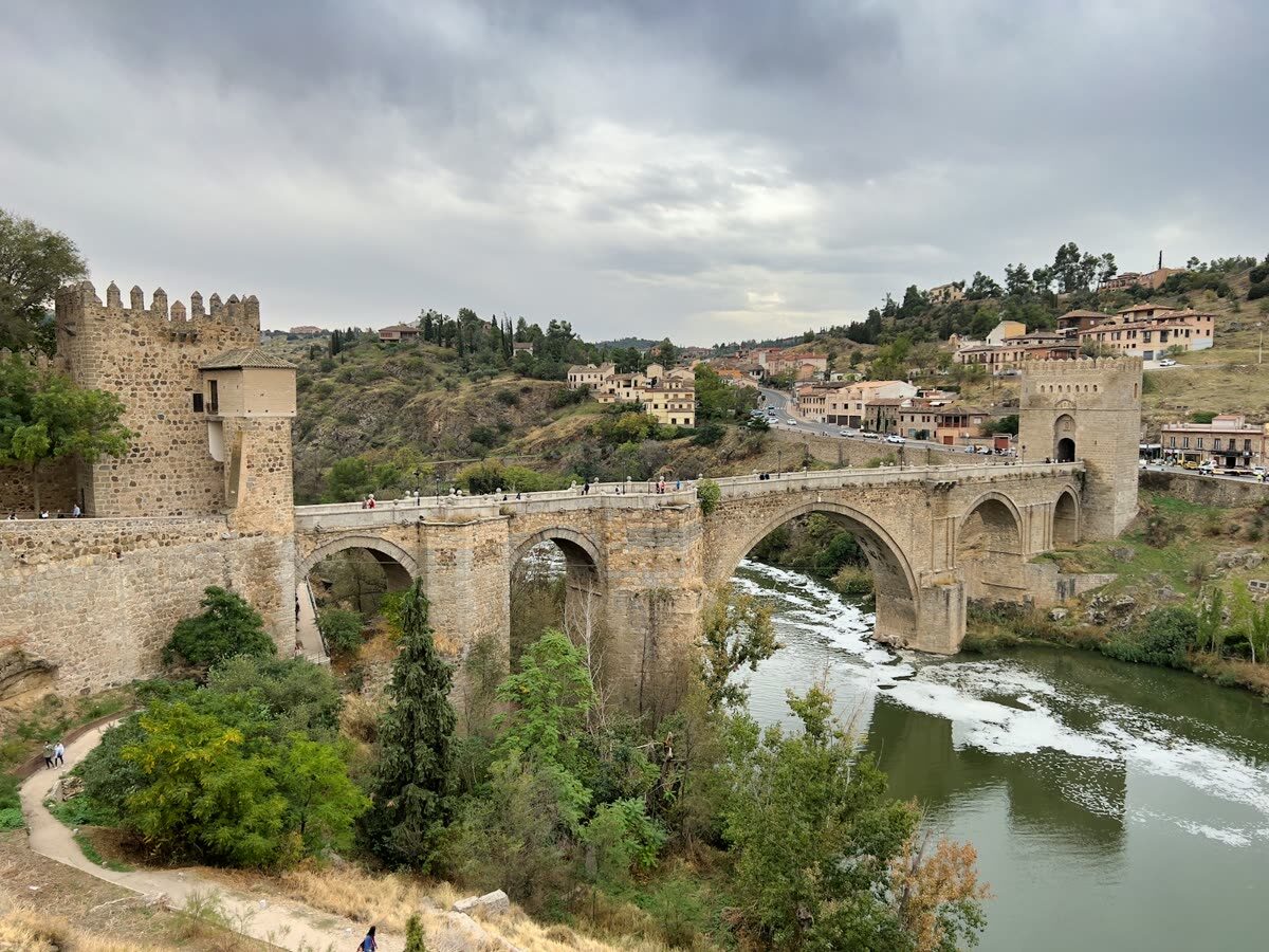 Puente medieval de San Martín sobre el río Tajo en Toledo