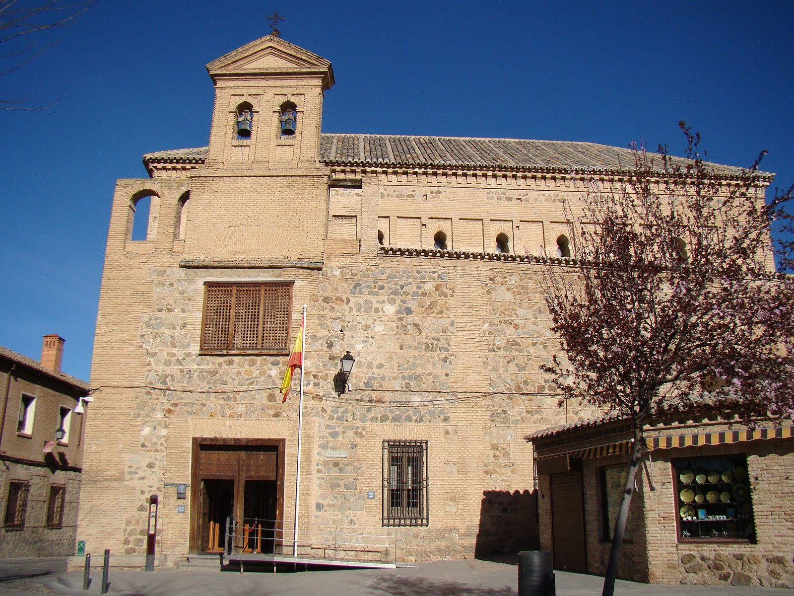 Fachada de la Sinagoga del Tránsito en Toledo bajo un cielo azul despejado