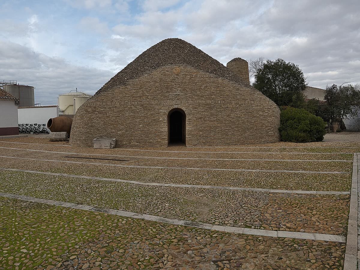 Bombo, construcción cónica de piedra en seco tradicional de Tomelloso