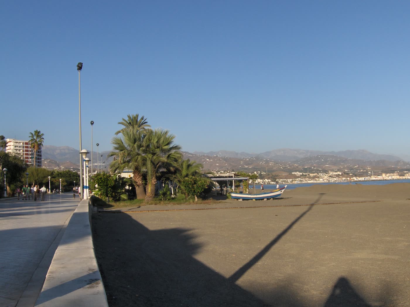 Playa de Torre del Mar con su paseo marítimo, en la Axarquía malagueña