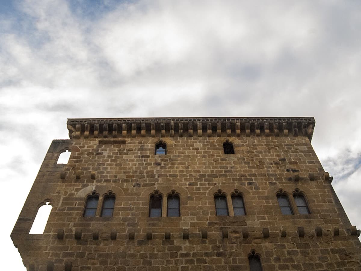 Torre Luzea, torre medieval de piedra en el casco histórico de Zarautz — Casco histórico