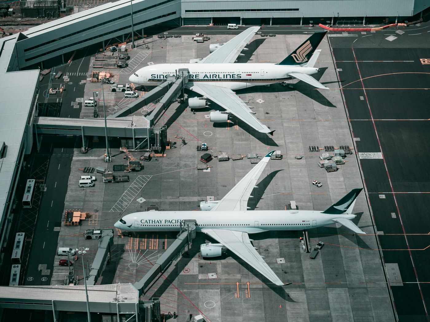 Vista aérea de aviones comerciales en las puertas de embarque de un aeropuerto