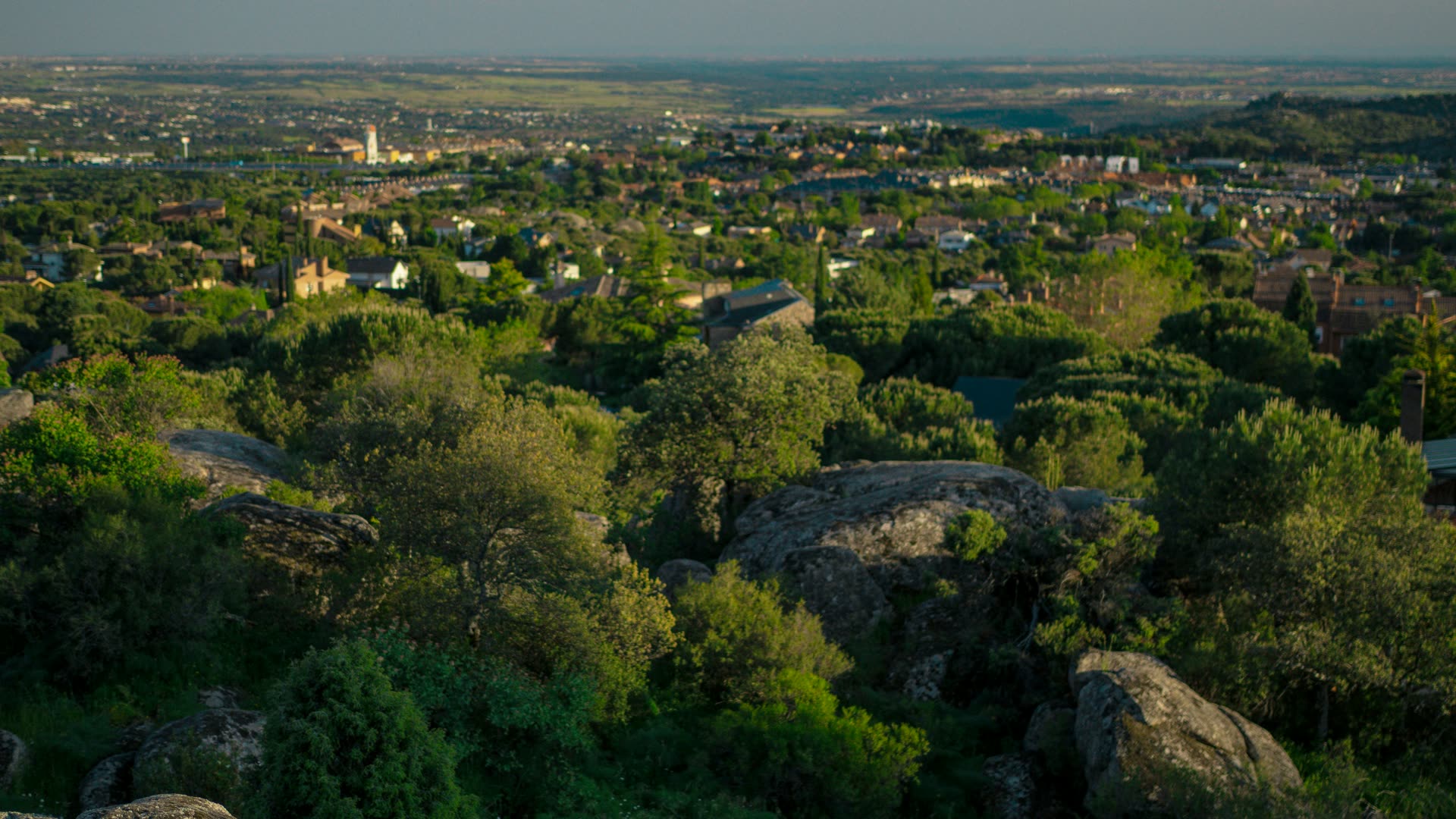 Vista panorámica de Torrelodones desde una colina al atardecer