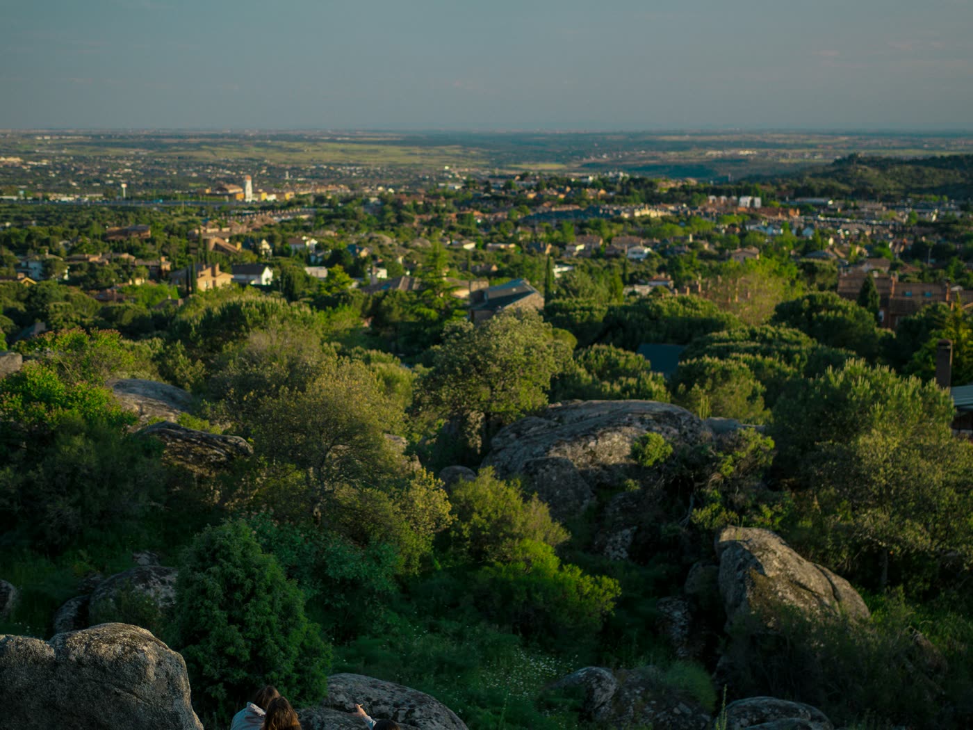 Vista panorámica de Torrelodones desde una colina al atardecer