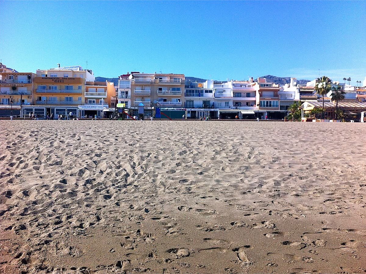 Chiringuitos y edificios frente a la playa en el barrio de La Carihuela, Torremolinos