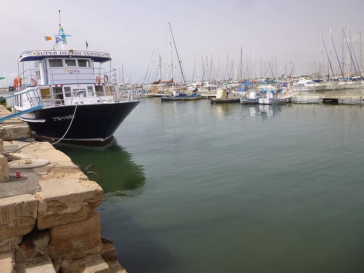 Embarcaciones amarradas en el puerto deportivo y pesquero de Torrevieja