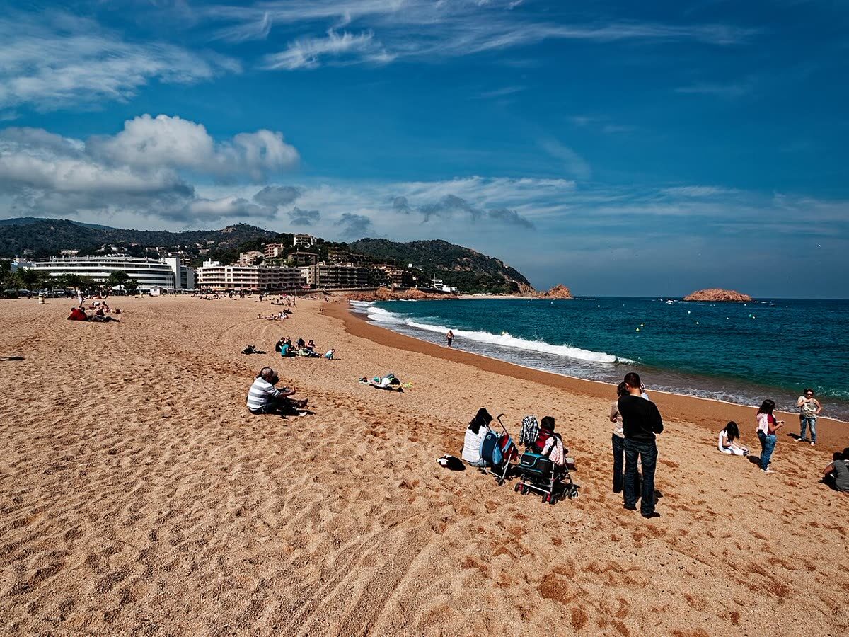 Platja Gran de Tossa de Mar, con la costa rocosa de la Costa Brava al fondo