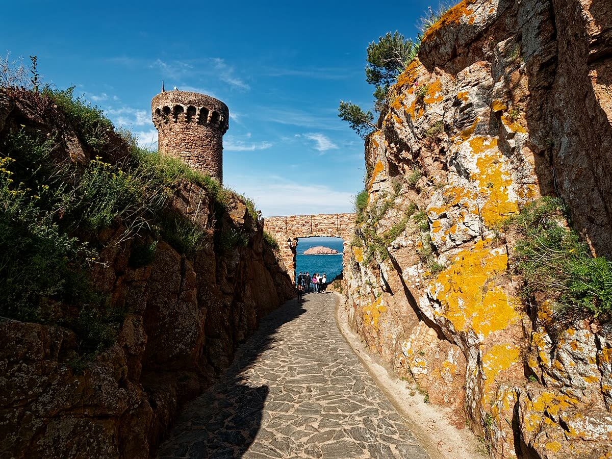 Torre d'en Joanàs, torre medieval del siglo XIV en la muralla de la Vila Vella de Tossa de Mar, con el Mediterráneo al fondo
