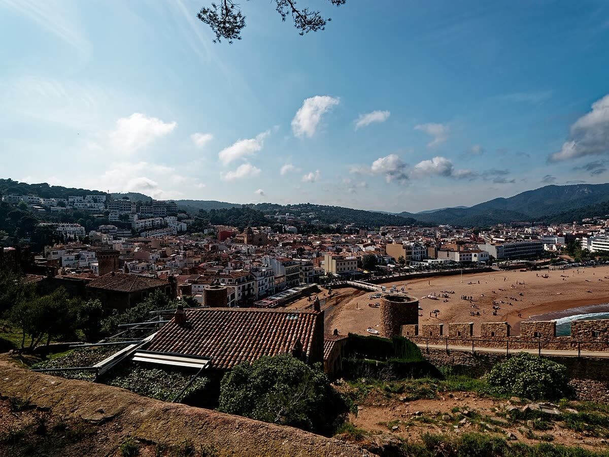 Vista panorámica de la Vila Vella, la Platja Gran y el casco urbano de Tossa de Mar