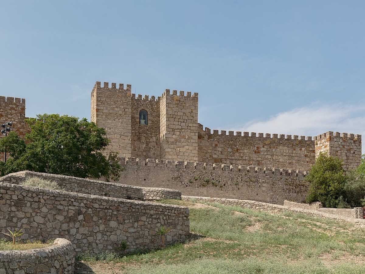 Murallas y torres almenadas del castillo de Trujillo, de origen árabe