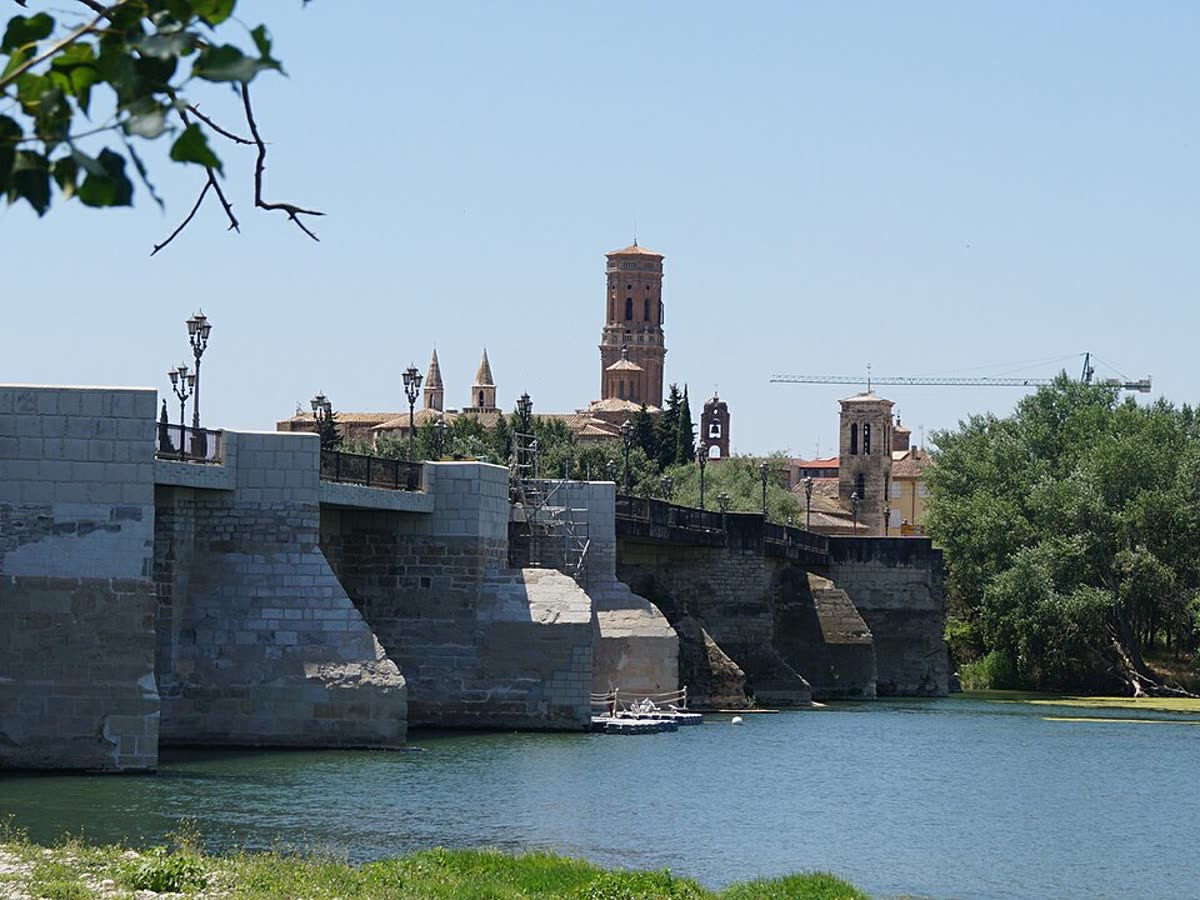 El puente de piedra de Tudela sobre el río Ebro, con la torre de la Catedral al fondo