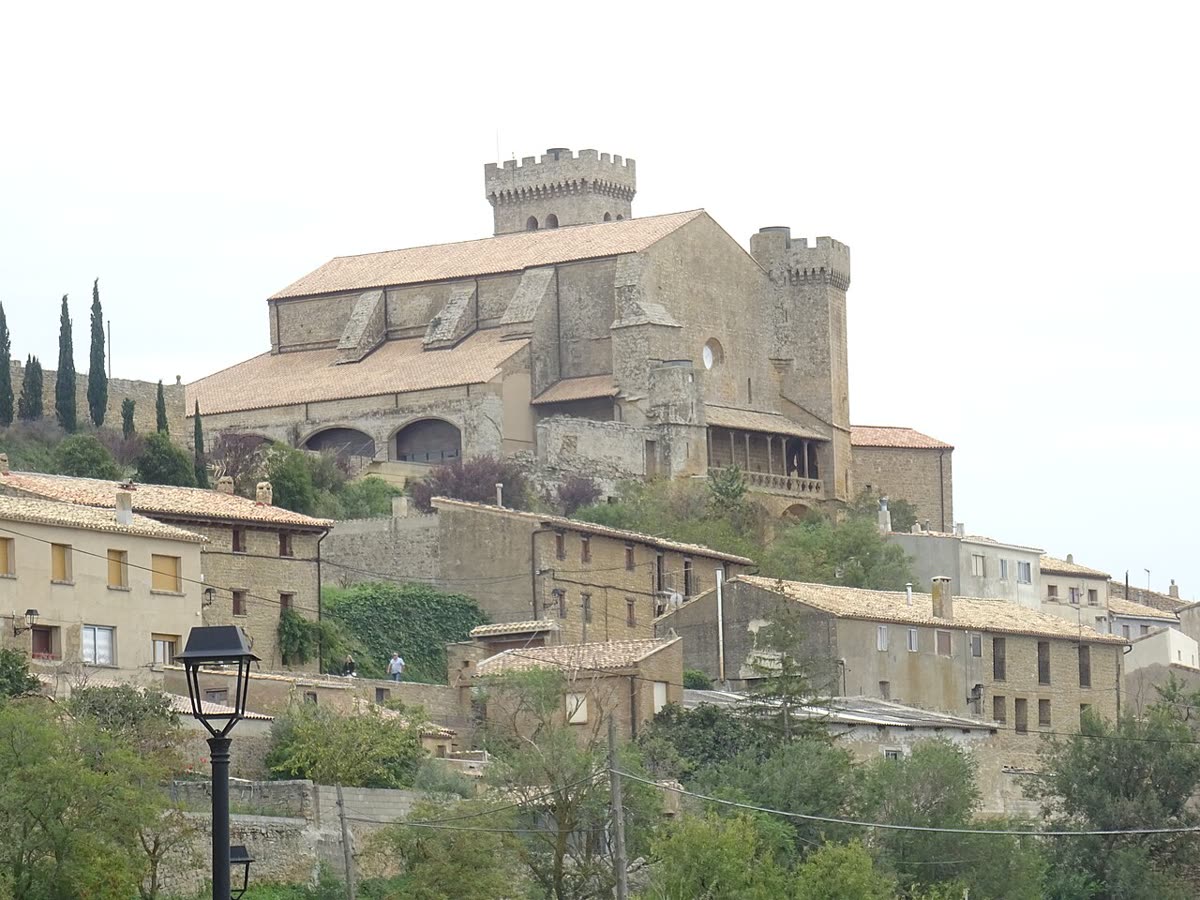 Iglesia fortificada de Santa María de Ujué, con sus torres almenadas sobre el caserío
