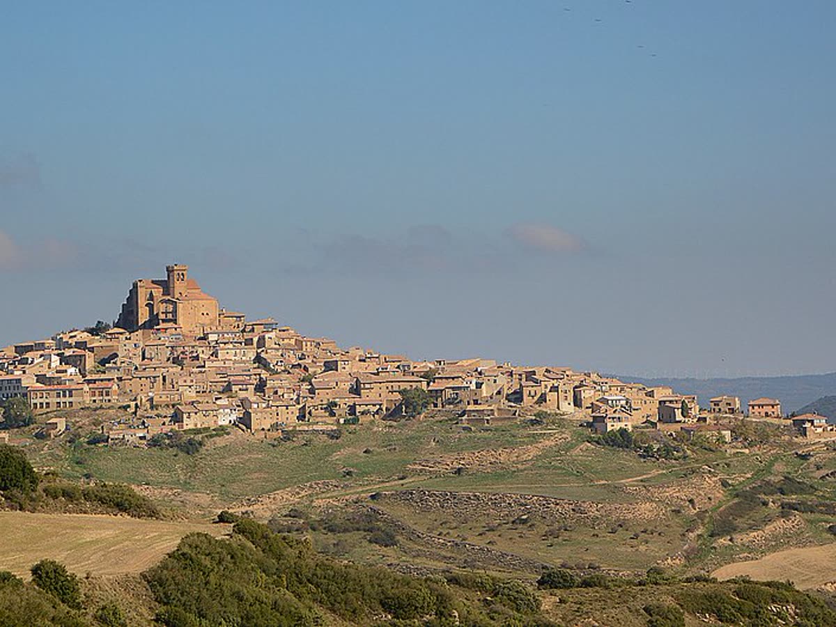 Vista panorámica de Ujué coronando un cerro, con la iglesia fortificada de Santa María en lo alto