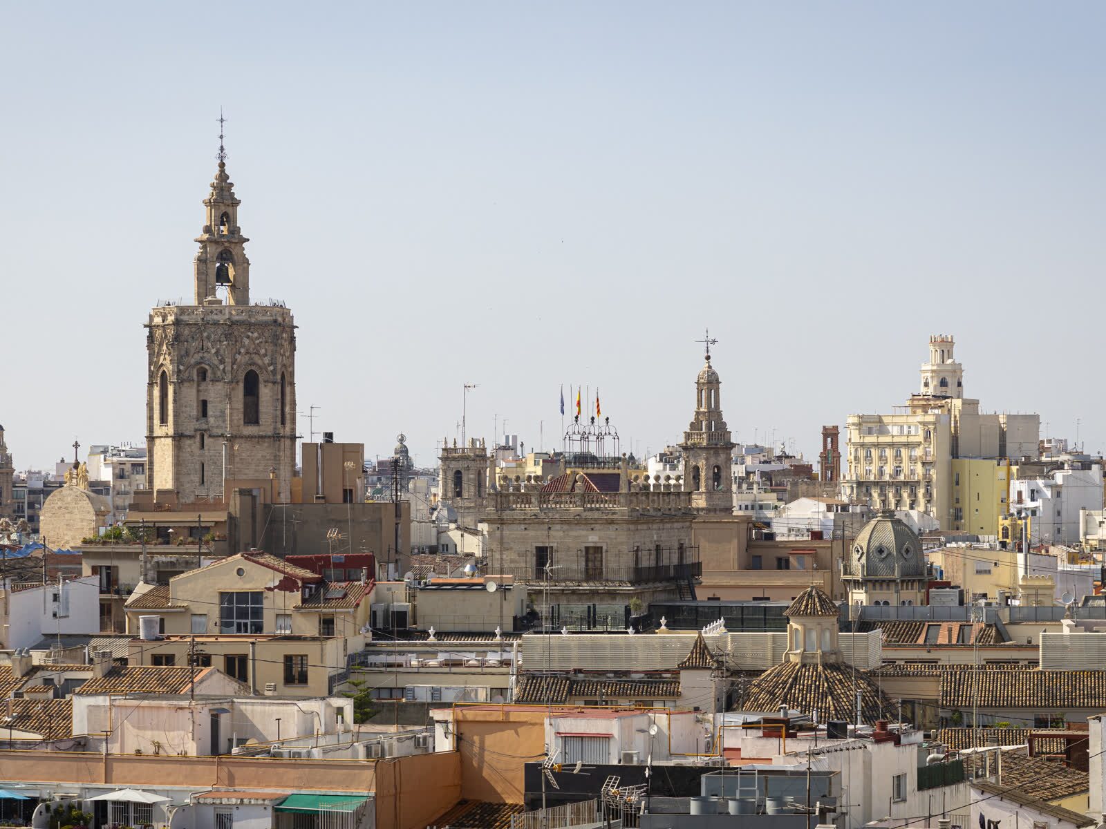 Vista elevada de la torre del Miquelet y la Catedral de Valencia sobre los tejados del casco histórico