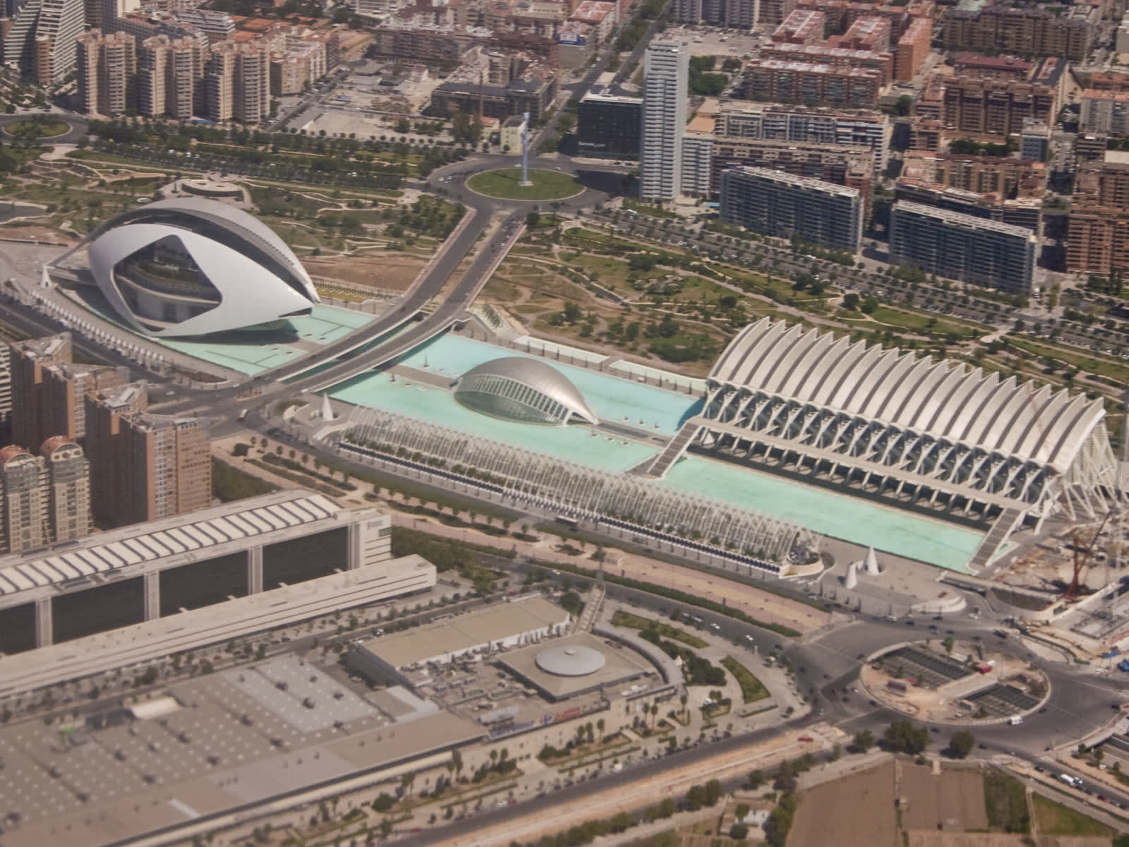 Vista aérea de la Ciudad de las Artes y las Ciencias de Valencia, con sus estructuras blancas y estanques