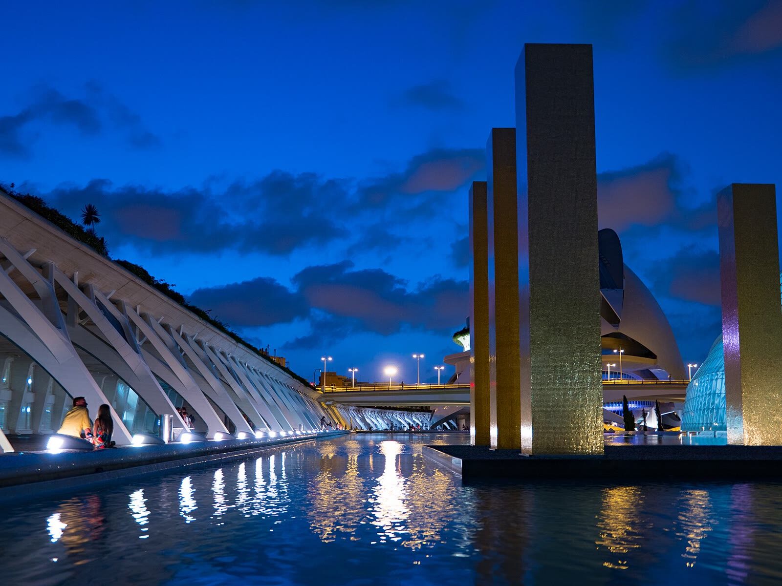 Estanques y estructuras de la Ciudad de las Artes y las Ciencias de Valencia al anochecer