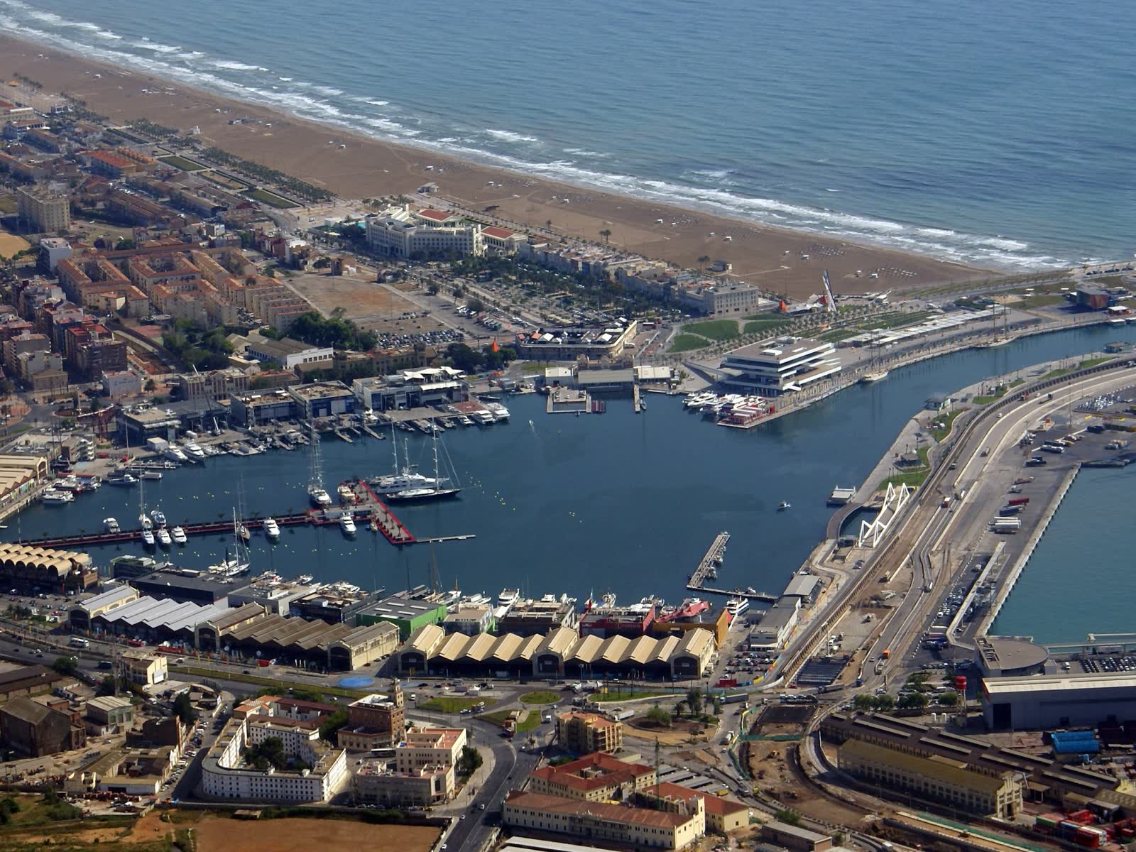 Vista aérea de la Marina Real de Valencia y el litoral mediterráneo, con embarcaciones amarradas