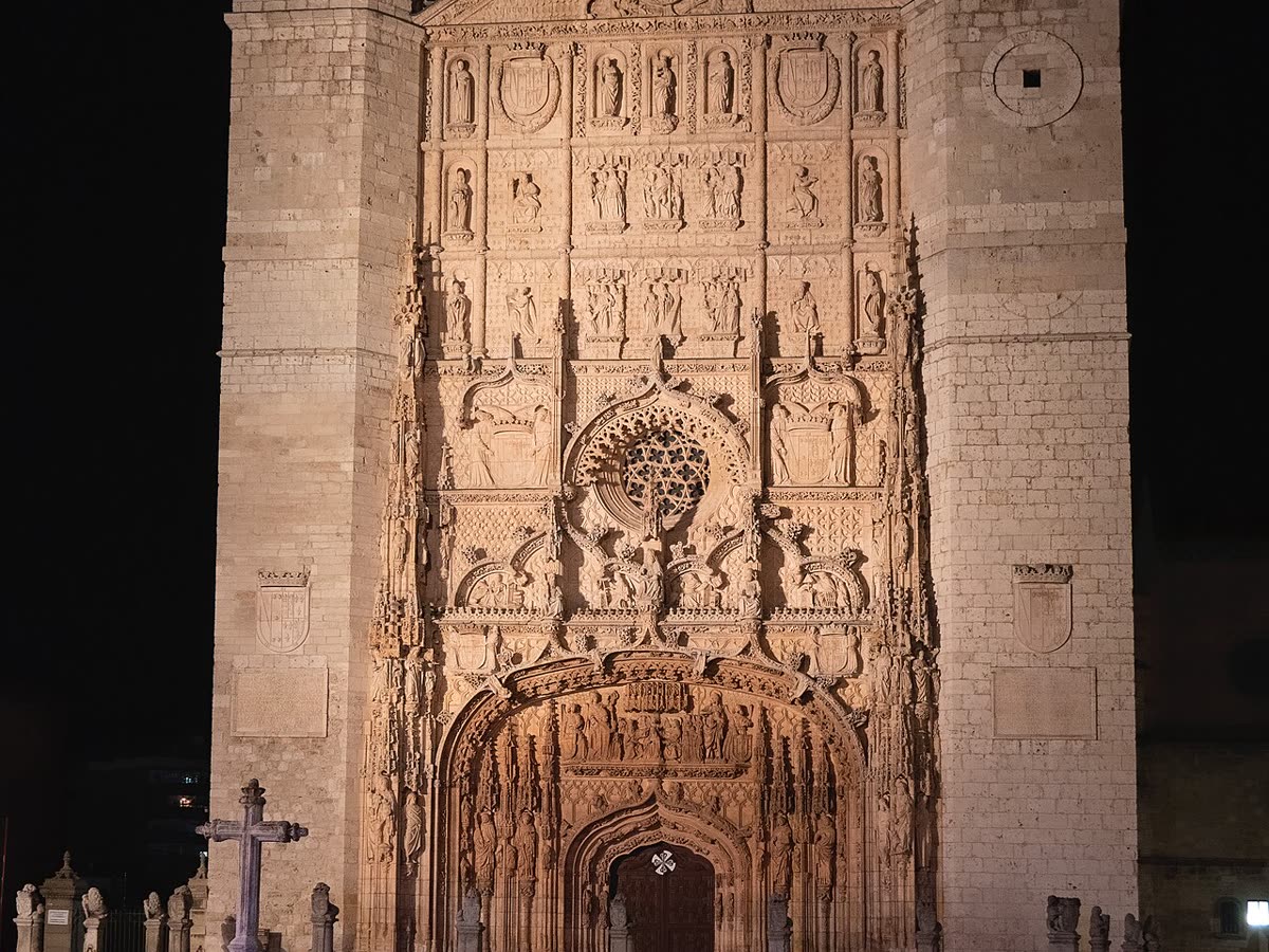 Fachada plateresca iluminada de la iglesia de San Pablo de Valladolid