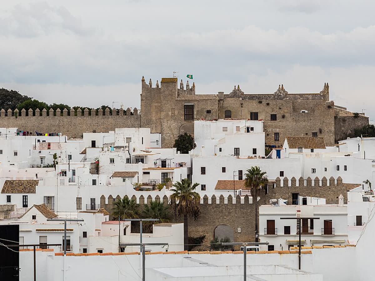 El castillo y las murallas de Vejer de la Frontera sobre el caserío blanco